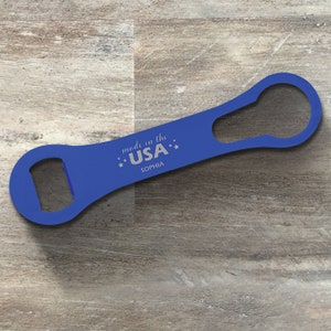 Puede incluir: Abrebotellas de metal azul con el texto "made in the USA" y el nombre "Sophia" grabado.
