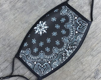 Maschera facciale Bandana Nera, Maschera viso in cotone riutilizzabile con loop dell'orecchio elastico, loop dell'orecchio regolabile, design vivido a colori completo, decorato negli Stati Uniti