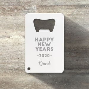 大晦日のボトルオープナー、パーソナライズされたクレジットカードボトルオープナー、カスタム刻印、大晦日のパーティーギフトの記念品の装飾、大晦日の乾杯