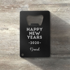Abridores de garrafas para a véspera de Ano Novo, abridores de garrafas personalizados para cartões de crédito, gravados sob medida, presentes, lembrancinhas e decoração para a véspera de Ano Novo, brindes de NYE