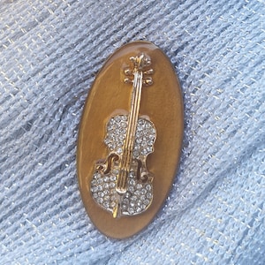 BROCHE MAGNÉTICO VIOLÍN con pedrería plateada, broche magnético, pieza única, complemento de moda chic para bufandas, ropa, bolsos...