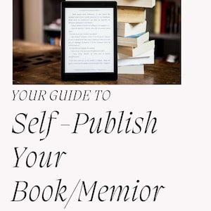Op de afbeelding: Een e-reader met tekst staat voor een stapel boeken. De afbeelding bevat de tekst "YOUR GUIDE TO Self-Publish Your Book/Memior FREE". De boeken zijn beige en wit.