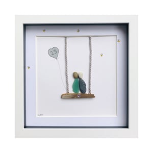 Coppia di Pebble Art su un'altalena, regalo per il 25° anniversario, opera d'arte in ciottoli per l'anniversario, regalo di festa, occasione speciale, regalo con cornice unica per coppia