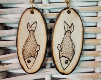 Oval earrings in pirographed wood with fish. Handmade. Unique jewels