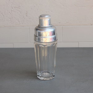 1 Litre Glass Cocktail Shaker Retro in Style the Tumbler Has a Measure Bar  for Guidance. an Extra Silver Screw Cap is Included. 