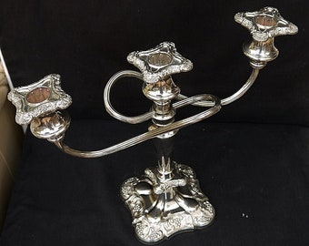 Candelabro antiguo plateado: candelabro victoriano ornamentado de tres brazos