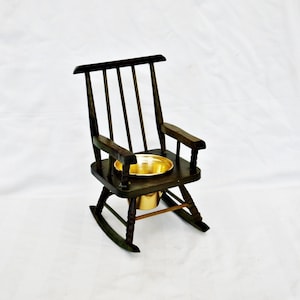 kleiner Schaukelstuhl aus Holz mit Blumentopf vintage Stuhl mit Metalltopf handgefertigte Holzsteckfrisur mit Blumentopf