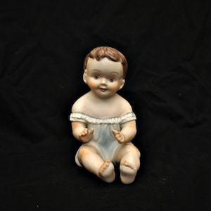 Antiek biscuit babybeeldje: Victoriaans porseleinen ornament