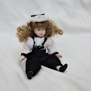 Muñeca de porcelana vintage pequeña para coleccionistas, muñeca de porcelana blanca y negra, vestida y con sombrero, muñeca de porcelana entera, muñeca de exhibición