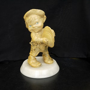 vintage beeld jongen muzikant op basis van marmer antiek beeld jongetje oud ornament handgeschilderd straatspel