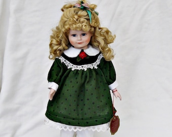 Poupée vintage en porcelaine Kim Puppe : robe en jute verte de 40 cm, présentoir