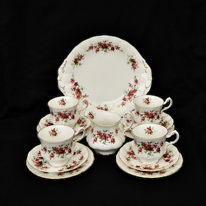 Può includere: Un set da tè vintage con un motivo floreale. Il set comprende una teiera, un creamer, uno zuccheriera e sei tazze da tè e piattini.