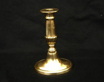 Candelabro vintage de latón macizo: base ovalada ornamentada, 15 cm