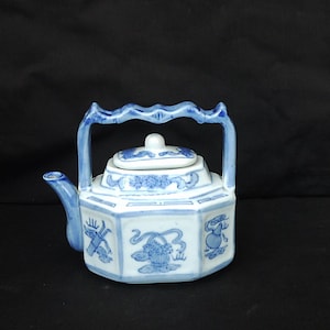 vintage Chinese teapot porcelain blue and white teapot ceramic small kettle Japanese teapot glazed oriental style