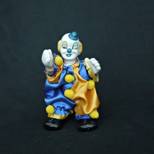 Vintage Sammler Clown Porzellan Kunst Figur Puppe Clown Marionette Satin gekleidet in einem Satin blau und gelb Overall Display