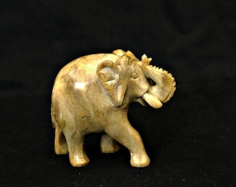 Figurine d'éléphant en pierre ollaire sculptée à la main : sculpture en pierre vintage