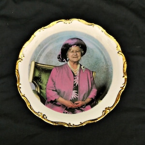 Queen  Elizabeth II Vintage porcelain plate collectors Royal family plate  royal souvenir  Memorial  large Sheriden Staffordshire bone china
