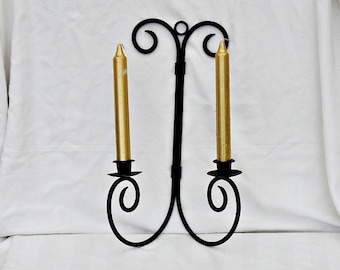 Vintage metalen wandkandelaar: sierlijke gotische kandelaar
