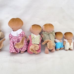 Puede incluir: Un letrero de madera r&uacute;stico con el texto "Welcome to our home" en letras blancas. El letrero presenta un acabado envejecido y un dise&ntilde;o simple y acogedor, ideal para la decoraci&oacute;n de la puerta principal.