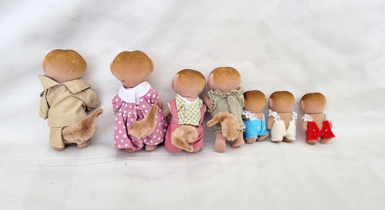 Puede incluir: Un letrero de madera r&uacute;stico con el texto "Welcome to our home" en letras blancas. El letrero presenta un acabado envejecido y un dise&ntilde;o simple y acogedor, ideal para la decoraci&oacute;n de la puerta principal.