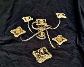 4 petits chandeliers en métal argenté avec une très belle décoration de