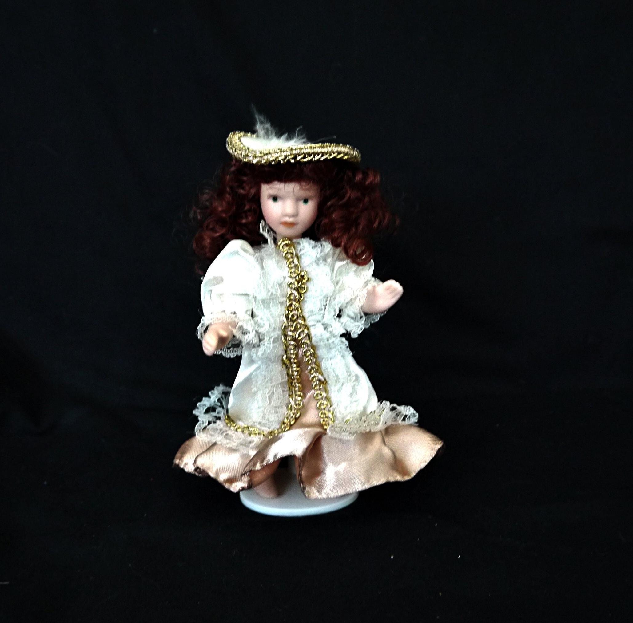 Poupée vintage en porcelaine : 31 cm, robe en dentelle saumon, présentoir - France