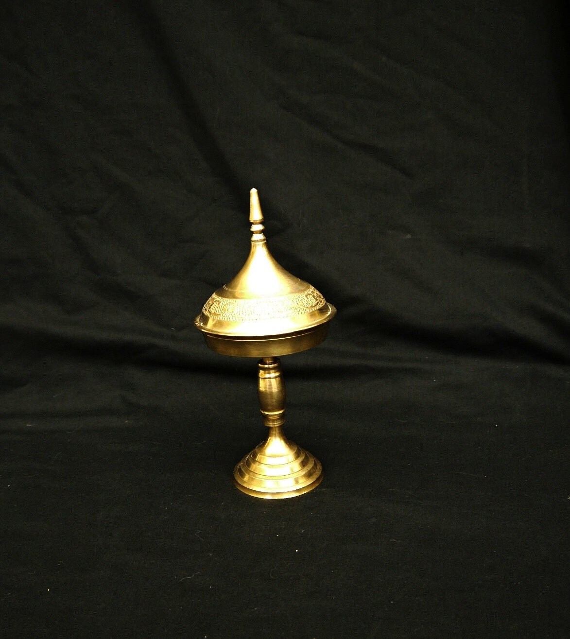 photophore en laiton sur socle avec couvercle, chandelier indien vintage laiton, motifs relief, bougeoir laiton