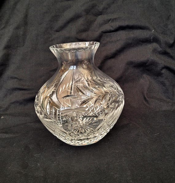 Vintage Große Geschliffene Kristallvase: Kunstvolles Blumen- und Fuchsienblattdesign