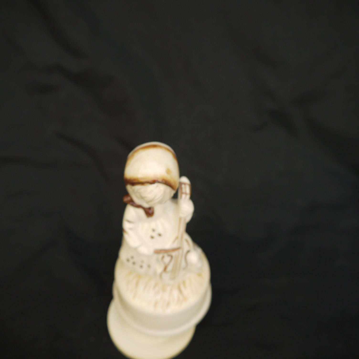 ヴィンテージ陶器製チェロオルゴール付き少女置物 - Etsy 日本