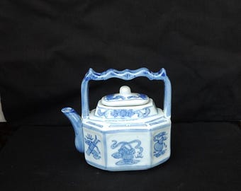 Vintage Chinese Blue and White Porcelain Teapot: Hand-Painted Kettle