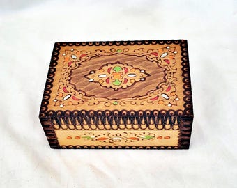 Vintage Pyrography träminnesask: Handgraverad konst, Bulgarien 70-talet
