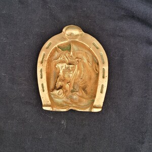 Posacenere vintage in ottone massiccio: decorazione a ferro di cavallo in stile Art Nouveau