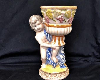 Cherubino Jardiniere in ceramica italiana d'epoca: vaso in rilievo dipinto a mano (26,5 cm)