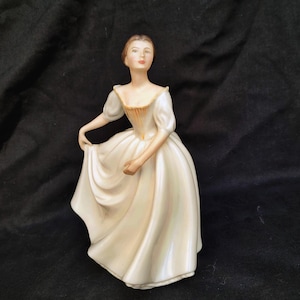 Royal Doulton groot beeld Donna HN 2939 van Peter A Gee vintage porseleinen standbeeld dame witte dame standbeeld porseleinen vitrinekast ijdelheid