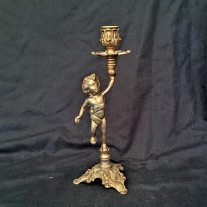 Candelabro de querubín francés, candelabro de ángel putti de metal vintage de latón con base adornada en relieve, candelabro alto macizo de Italia