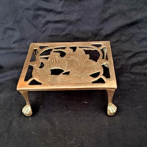 Salvamanteles antiguo de latón macizo: patas de león victorianas francesas, diseño de barco