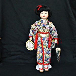 CROWNE Porzellanpuppe mit Ständer Vintage Sammlerpuppe Japanische Geisha 17,5 &quot;große Puppe Kimono Tuch Display Puppe Geisha Tags handgemacht