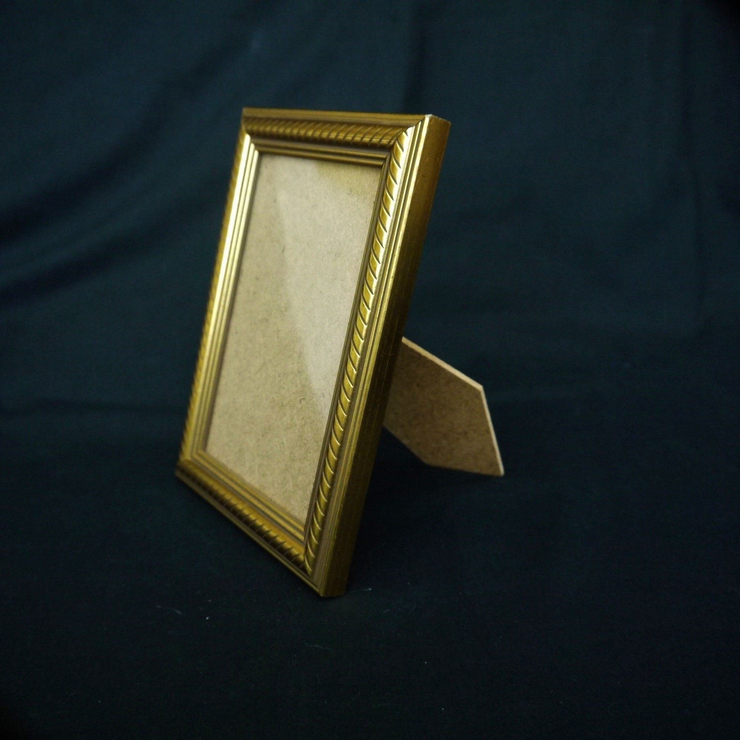 Vintage Gold Ornate Photo Frame: Resin Wood Imitation (7.2x5.2
