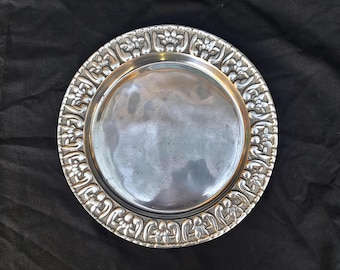 Talerz do serwowania w stylu vintage, odlew aluminiowy, okrągły, 30 cm, z wytłoczonym kwiatowym barokowym wzorem na krawędzi