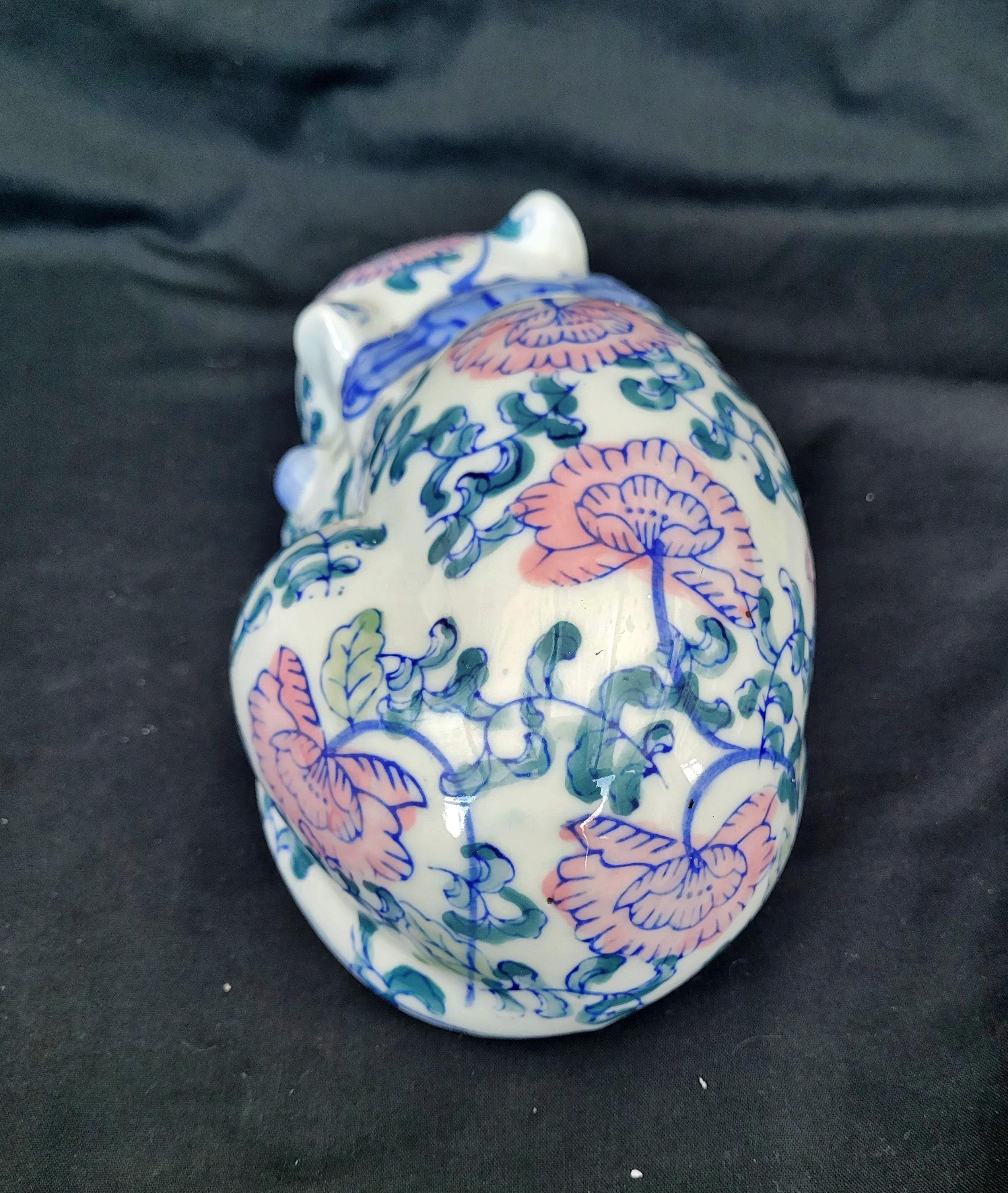 ヴィンテージ シノワズリ 猫の置物：手描きの花柄陶器オーナメント