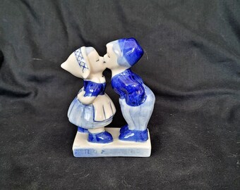 Vintage Dutch Kissing Boy and Girl Figurine Blue and White Delft Couple ...