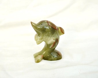 Figura de delfín de ónix verde tallado: escultura vintage de piedra preciosa