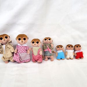 Puede incluir: Un letrero de madera r&uacute;stico con el texto "Welcome to our home" en un estilo manuscrito. El letrero presenta un acabado envejecido y un dise&ntilde;o sencillo y acogedor, perfecto para un porche o entrada.