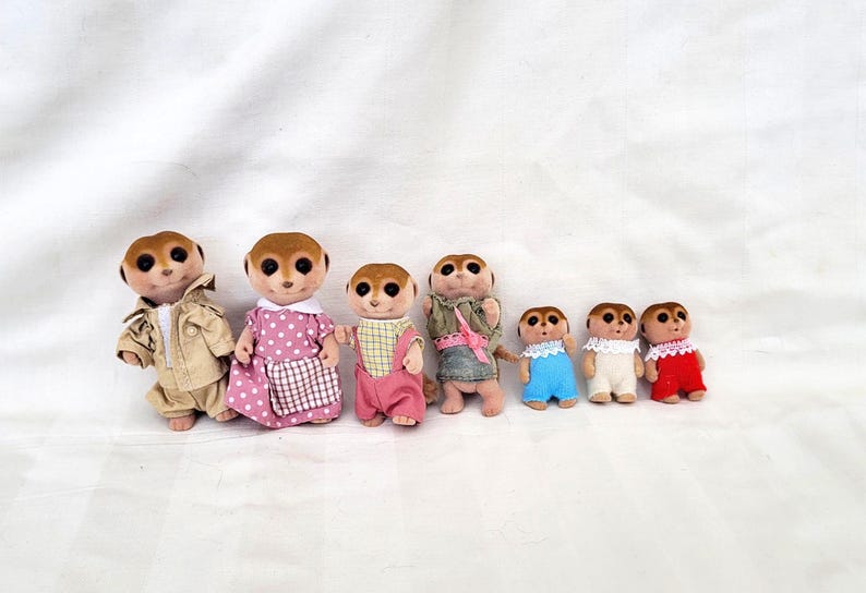 Puede incluir: Un letrero de madera r&uacute;stico con el texto "Welcome to our home" en un estilo manuscrito. El letrero presenta un acabado envejecido y un dise&ntilde;o sencillo y acogedor, perfecto para un porche o entrada.