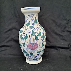 large Chinese vase 27 cm vintage hand painted white blue green pink ornate  oriental vase ceramic porcelain vase high stamped Chinoiserie