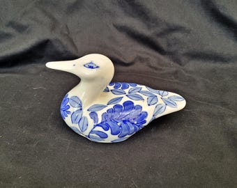 Statuetta vintage a forma di anatra in ceramica dipinta a mano: ornamento floreale blu