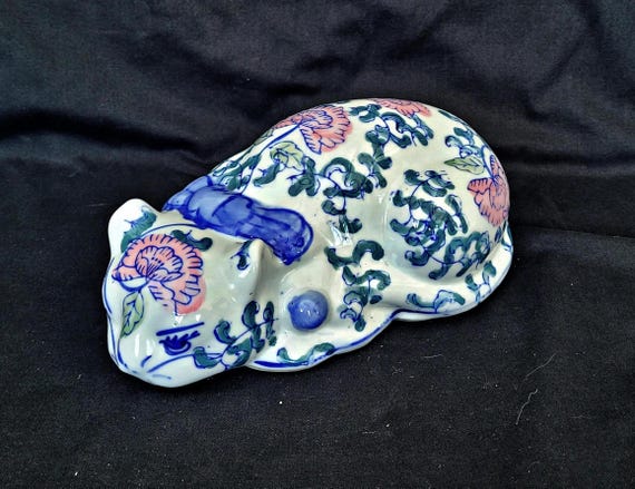 古い有田焼、シノワズリ、猫の置物、アンティーク ヴィンテージ シノワズリ 猫の置物：手描きの花柄陶器