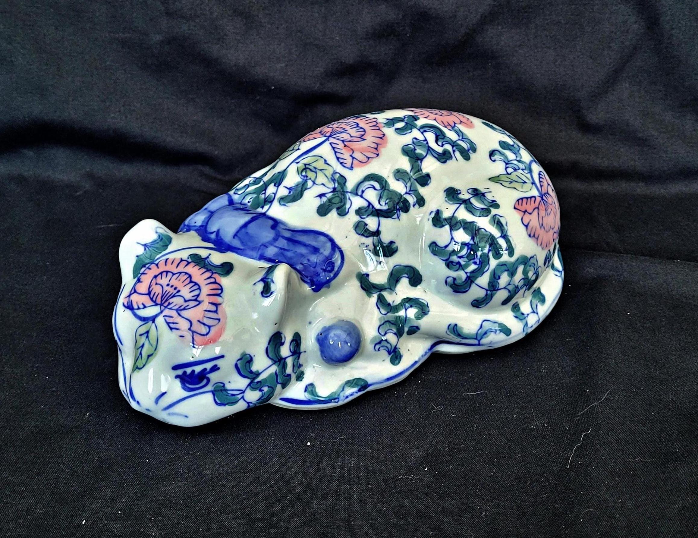 ヴィンテージ シノワズリ 猫の置物：手描きの花柄陶器オーナメント