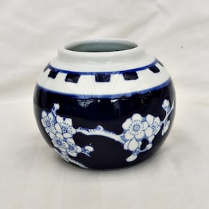 dark blue and white ginger jar vintage ginger vase Chinese vase ornate floral pattern Chinese container hand painted  ginger vase oriental