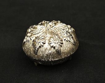 Joyero vintage plateado con diseño floral en relieve